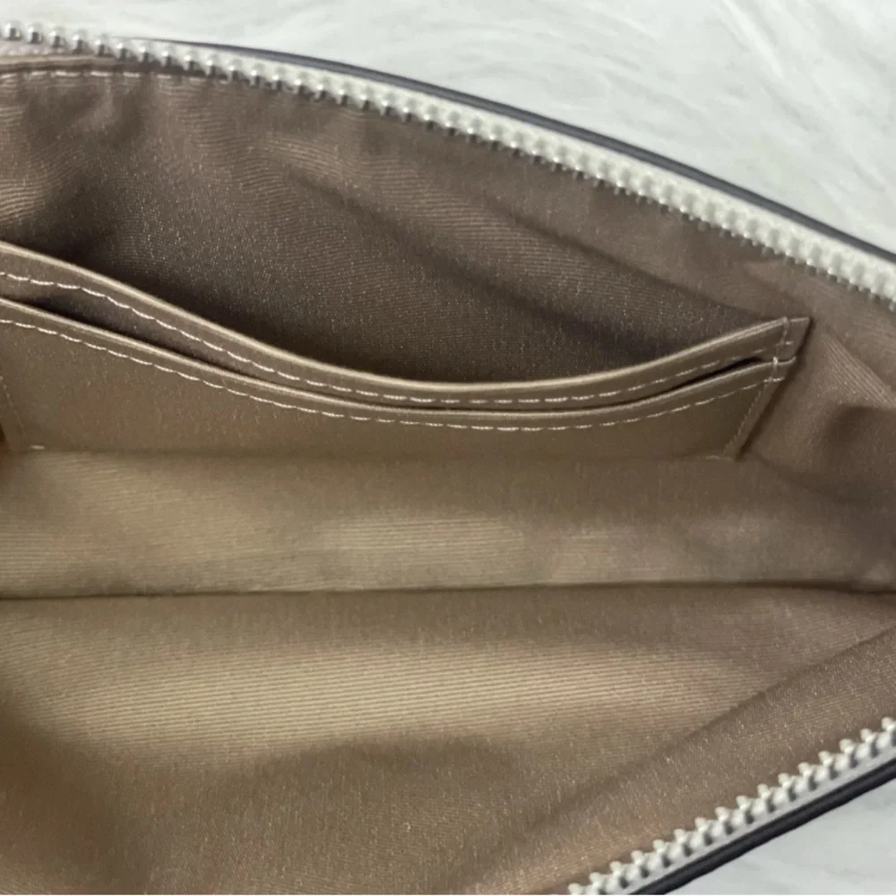 NWT Coach Large Corner Zip Wristlet With Newspaper Print CDE80 in Chalk Multi - Picture 7 of 8